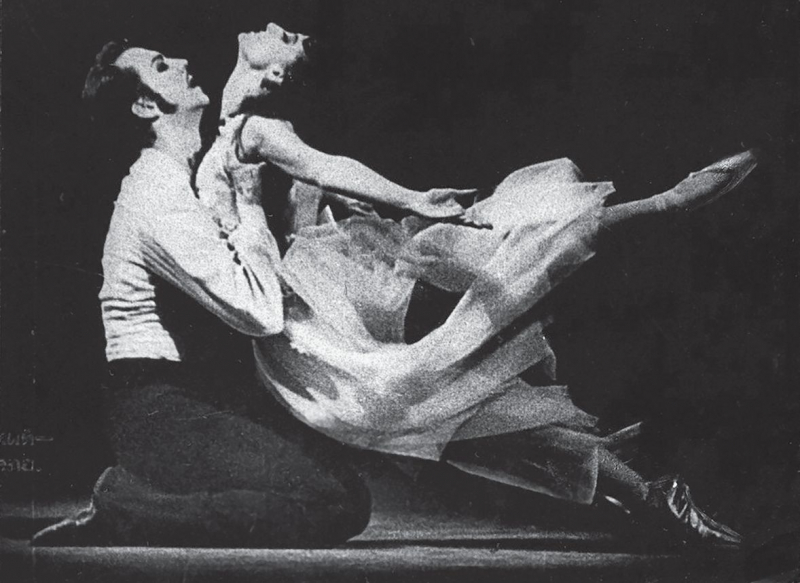 Майя Плисецкая (Анна Каренина) и Марис Лиепа (Вронский) в балете «Анна Каренина» (хореография Плисецкой) в Большом театре. Москва. 1972 год. Фото Георгия Соловьева. РГАЛИ.Ф. 3266. Оп. 1. Ед. хр. 30. Л. 2