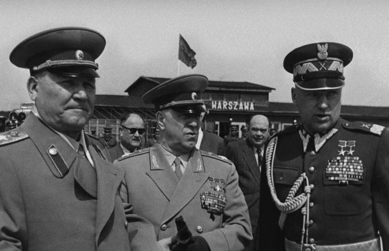 И. С. Конев, Г. К. Жуков и К. К. Рокоссовский на аэродроме в Варшаве. 1955 год