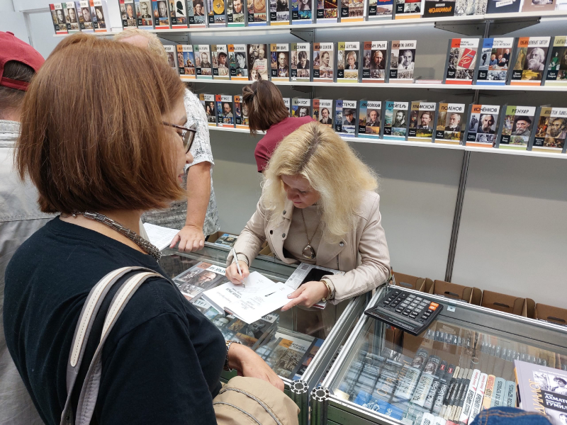 Екатерина Скоробогачева подписывает свои книги на молодогвардейском стенде
