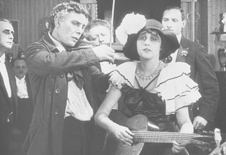 Ее пальцы пахли ладаном