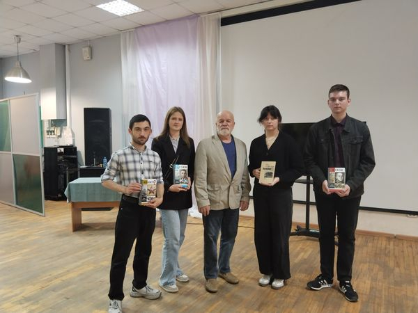 Сергей Михеенков на Чеховском фестивале. В Таганроге Сергей Егорович представил свои книги «Луганские записки» и «Писательская рота 2». Фото: Таганрогский педагогический институт имени А. П. Чехова