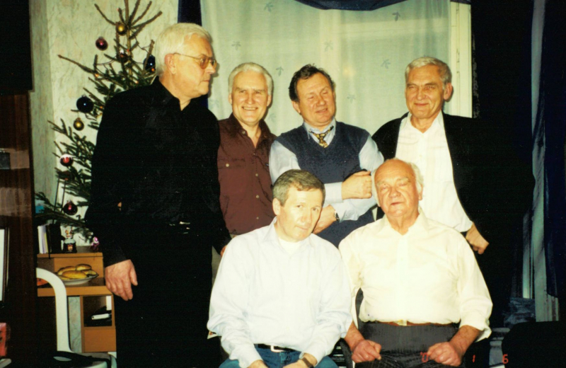 Стоят (слева направо): Анатолий Негробов, Геннадий Аксенов, Валентин Юркин