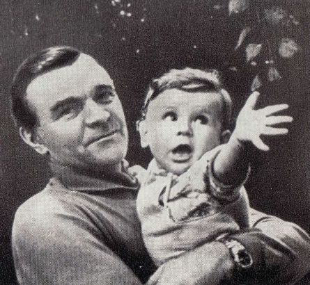 С внуком Андрюшкой. 1976 год. Из книги «Человек несет в себе мир» (1980)