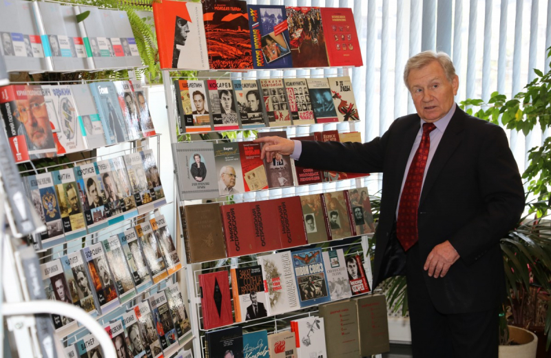 Генеральный директор АО «Молодая гвардия» Валентин Юркин знакомит гостей с лучшими молодогвардейскими книгами