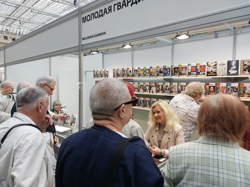 Екатерина Скоробогачева подписывает свои книги на молодогвардейском стенде