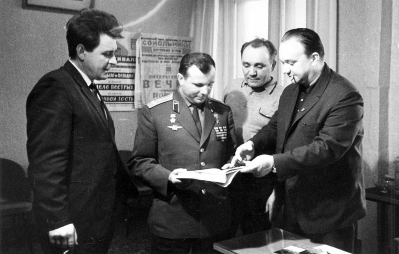 Юрий Гагарин в «Молодой гвардии». Слева – главный редактор в 1962–1974 годах Валентин Осипов, справа – директор издательства в 1965–1968 годах Юрий Верченко