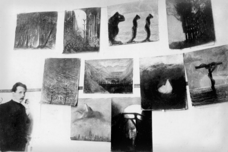 Чюрлёнис на выставке своих работ в Варшавской художественной школе. Представлен цикл «Фантазия» из десяти картин. 1905 г. (Из книги «Чюрлёнис» в серии «ЖЗЛ»)