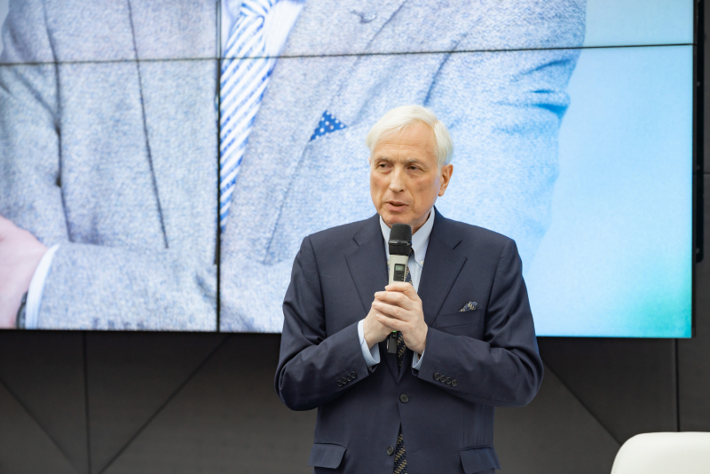 Леонид Млечин представил свои книги, вышедшие в серии «ЖЗЛ», в Корпоративном университете — в рамках его проекта «Книжный клуб»