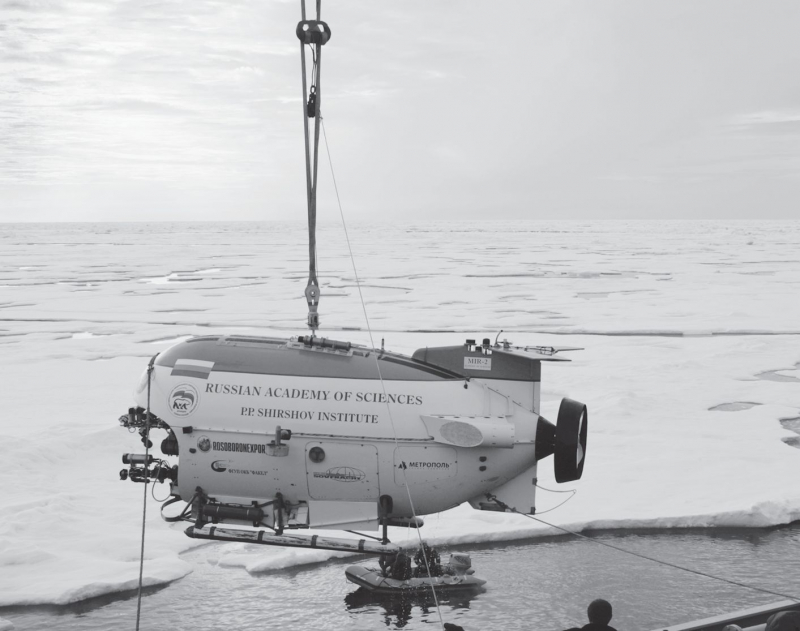 Погружение аппарата «Мир-1» на Северном полюсе. Фотография из книги Владимира Лизуна «Артур Чилингаров»