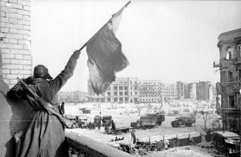 Флаг над освобожденным городом, Сталинград, конец января 1943 года