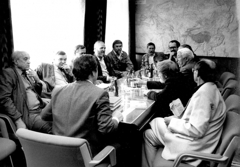 Юрий Бондарев (второй в левом ряду) и другие ведущие советские писатели в кабинете директора «Молодой гвардии» Валентина Юркина (на переднем плане, во главе стола). Вторая половина 1980-х годов