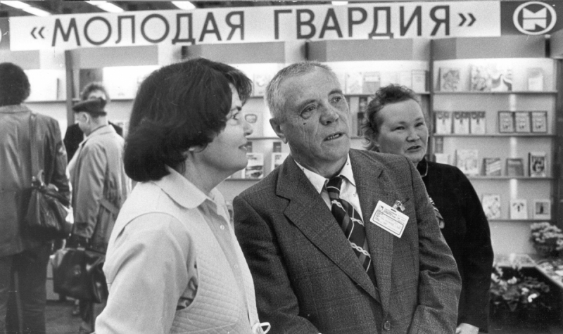 С многолетним главным редактором нашего издательства Тамарой Шатуновой на стенде «Молодой гвардии» на Московской книжной выставке