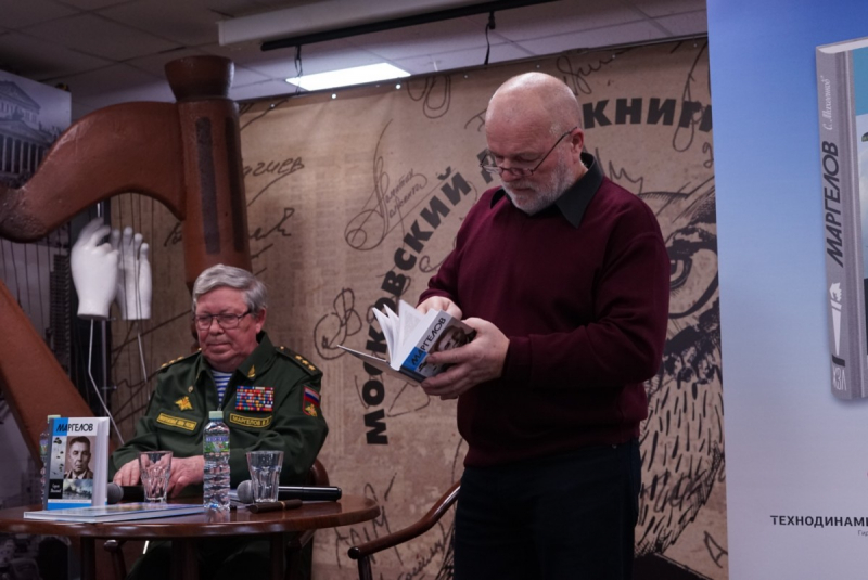 Генарал-полковник Виталий Маргелов, сын десантника №1, и автор книги «Маргелов» Сергей Михеенков
