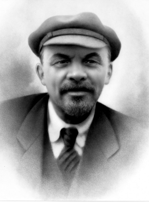 «Военно-промышленный курьер» — о книге Льва Данилкина «Ленин: Пантократор солнечных пылинок»
