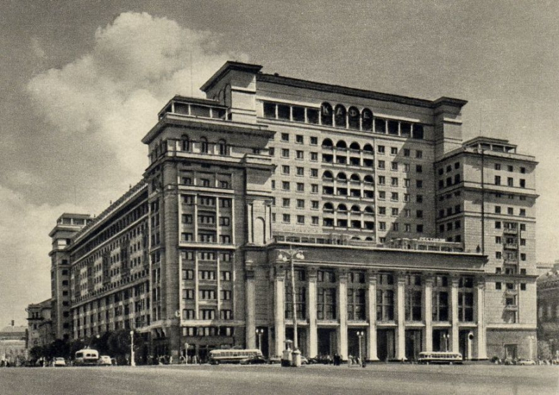 Гостиница «Москва» была построена в самом центре столицы в 1932—1935 годах по проекту Алексея Щусева