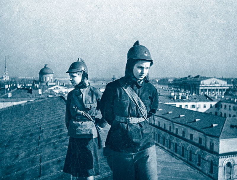 Дети дежурят на крышах блокадного Ленинграда, оберегая дома от зажигательных бомб. Около 1941 года