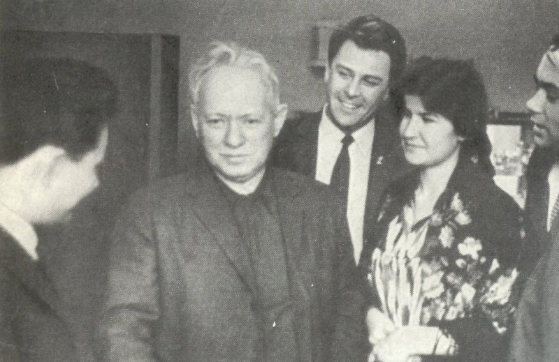 С участниками V Всесоюзного совещания молодых писателей (1969). Справа от Шолохова — главный редактор «Молодой гвардии» Валентин Осипов