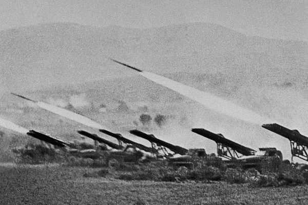 Советские реактивные установки залпового огня (Катюши) наносят удар по врагу, 6 октября 1942 года