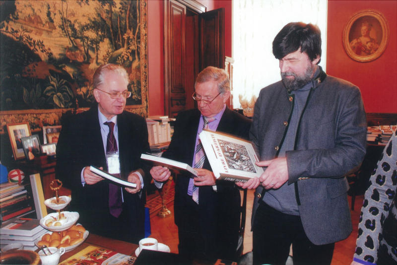 Валентин Юркин и главный редактор «Молодой гвардии» в 1996—2021 годах Андрей Петров в гостях у Михаила Пиотровского в Эрмитаже