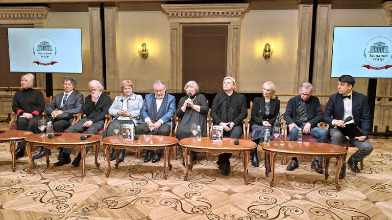 В Бетховенском зале Большого театра — при поистине звездном составе участников — состоялась презентация книги «Майя Плисецкая». Слева направо: Оксана Карнович, Сергей Радченко, Борис Акимов, Ольга Шашкова, Николай Ефимович, Мария Залесская, Андрис Лиепа, Елена Радченко, Виктор Барыкин, пресс-секратерь издательства «Молодая гвардия» Сергей Коростелев. Фото: Сергей Виноградов, World Podium