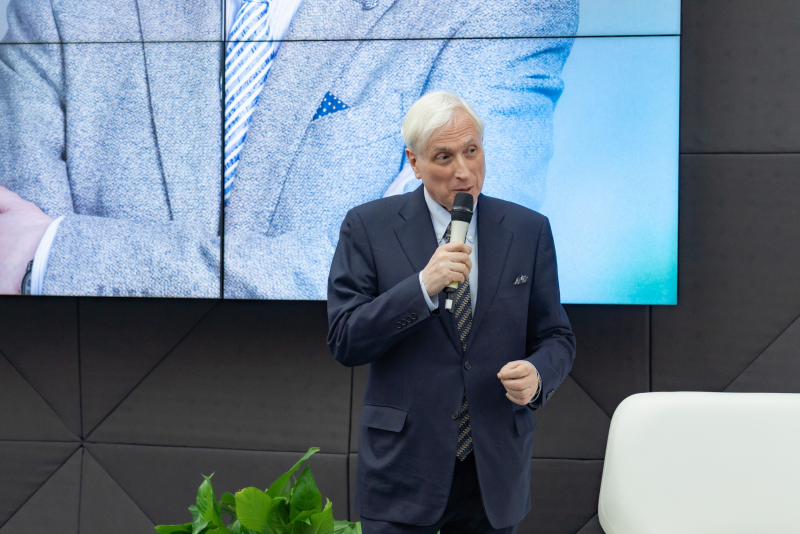 Леонид Млечин представил свои книги, вышедшие в серии «ЖЗЛ», в Корпоративном университете — в рамках его проекта «Книжный клуб»Леонид Млечин представил свои книги, вышедшие в серии «ЖЗЛ», в Корпоративном университете — в рамках его проекта «Книжный клуб»