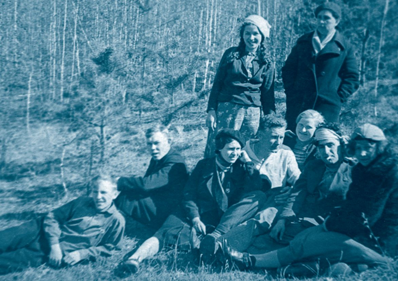 Надя с одноклассниками (стоит слева). 1938 год. Фотография из книги Николая Долгополова «Надежда Троян»