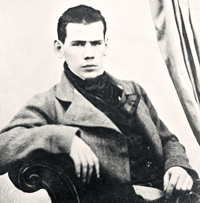 Лев Толстой не всегда был бородатым стариком. Повесть "Детство" он начал писать в 22 года. Фото: РИА Новости