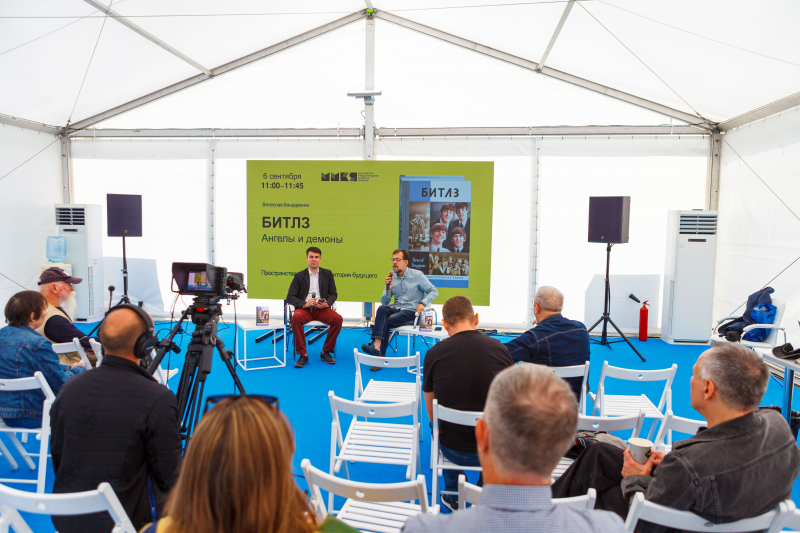 Леннон, Маккартни, Харрисон, Старр. — Большой разговор о «Битлз». Посетивший Москву белорусский писатель Вячеслав Бондаренко представил свою новую книгу «Битлз. Ангелы и демоны» сразу на двух площадках за один день