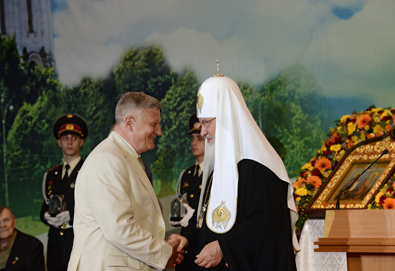 Патриарх Кирилл награждает Александра Сегеня Патриаршей литературной премией