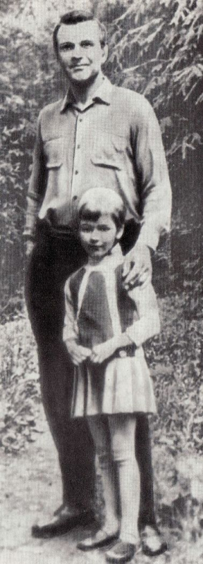 С дочерью Катей. 1966 год. Из книги «Человек несет в себе мир» (1980)