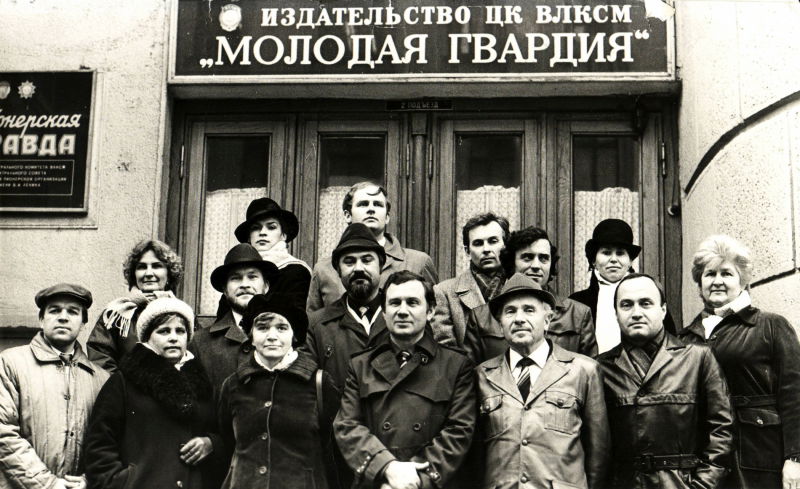 Валентин Юркин (в центре) с победителями Всесоюзного литературного конкурса имени Николая Островского 1985—1986 гг.
