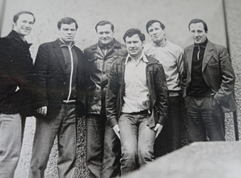 Дмитрий Данкин (крайний справа) с Валентином Юркиным (третий справа) и другими друзьями