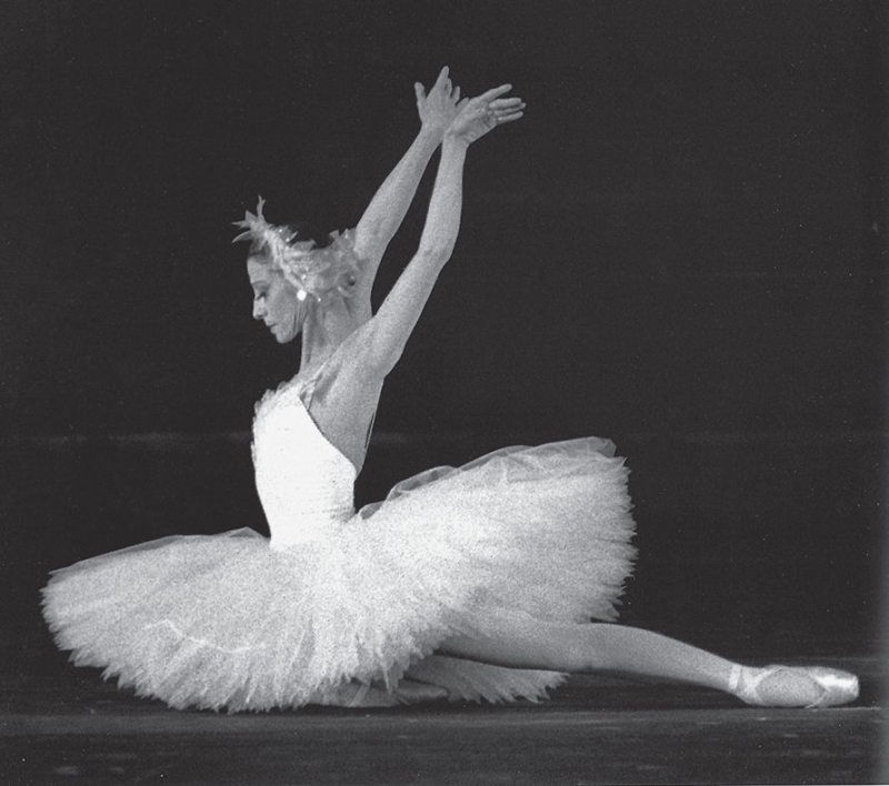 Исполнение выдающегося номера «Умирающий лебедь» в 1943 году, когда Майю Плисецкую приняли в Большой театр