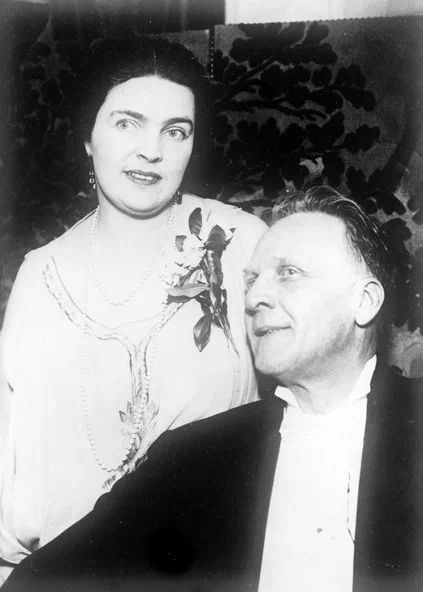 С супругой М. В. Петцольд [1928 г.] Фотограф не установлен. Арх. N 2-14513
