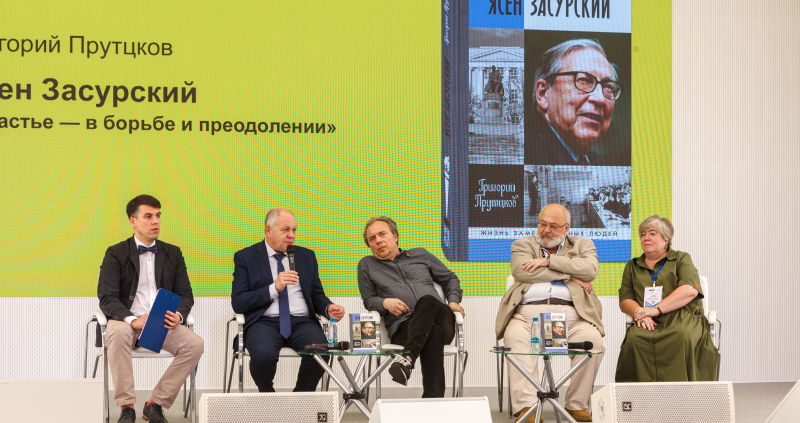 Справа налево: Мария Залесская, Константин Залесский, Иван Засурский, Григорий Прутцков