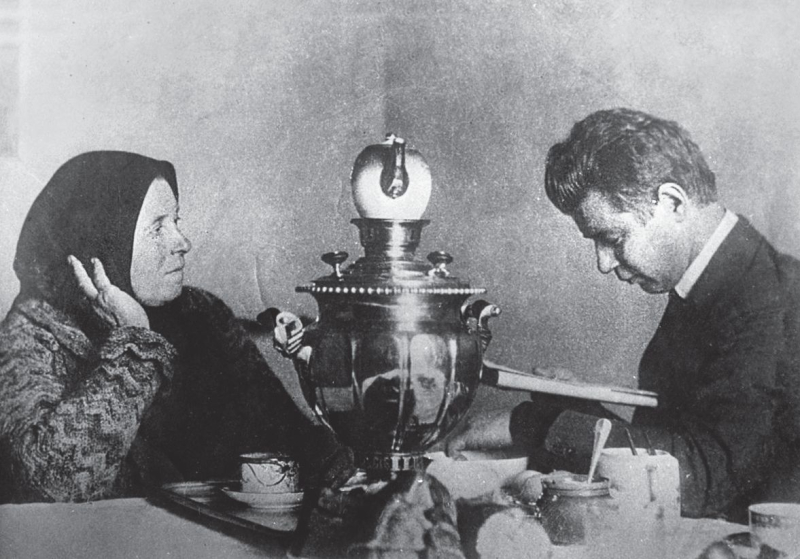 Есенин читает «Анну Снегину» матери Татьяне Федоровне. Москва. Март 1925 года