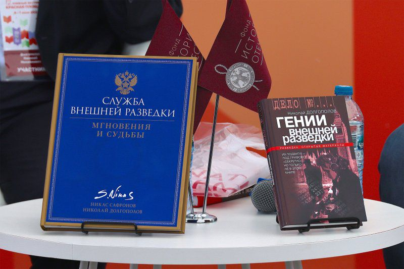 На недавно завершившемся фестивале «Красная площадь» Николай Долгополов снова рассказывал о наших доблестных разведчиках. Фотография Аркадия Колыбалова («Российская газета»)