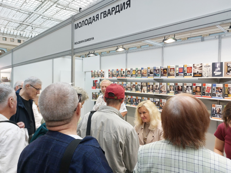 Екатерина Скоробогачева подписывает свои книги на молодогвардейском стенде