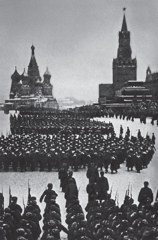 Парад войск 7 ноября 1941 года, уходящих с Красной площади на защиту Москвы