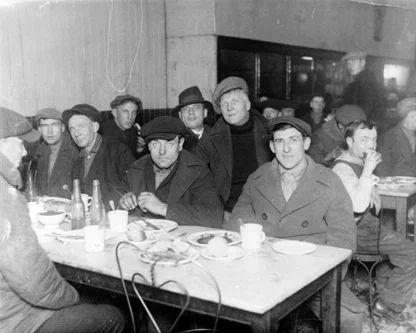 Ф. И. Шаляпин в одной из рабочих столовых Нью-Йорка во время гастролей. США. 1932 г. Фотограф не установлен. Арх. N 0-274650