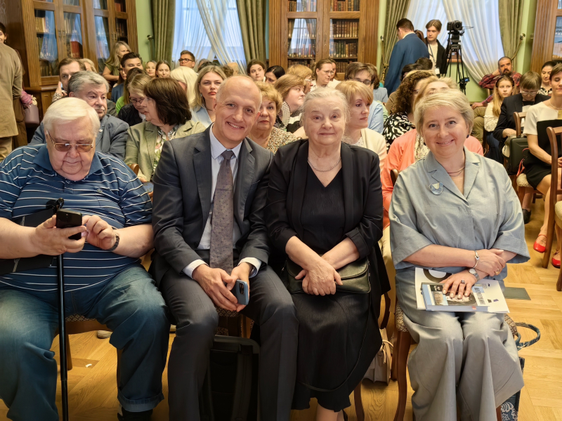 Василий Рудомино (в центре) поделился на вечере памяти М. И. Рудомино многими трогательными воспоминаниями об общении с бабушкой