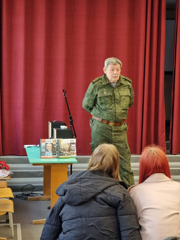Ежегодно, в конце апреля, выездная бригада журналистов «Красной звезды» отправляется в различные регионы нашей страны — туда, где проходит «Вахта Памяти»…