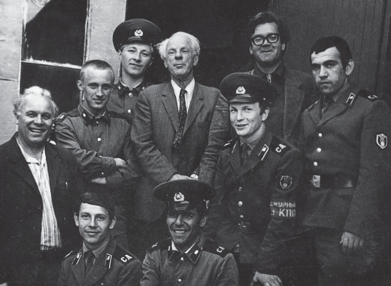 Даур (крайний справа) в армии. Начало 1970-х годов