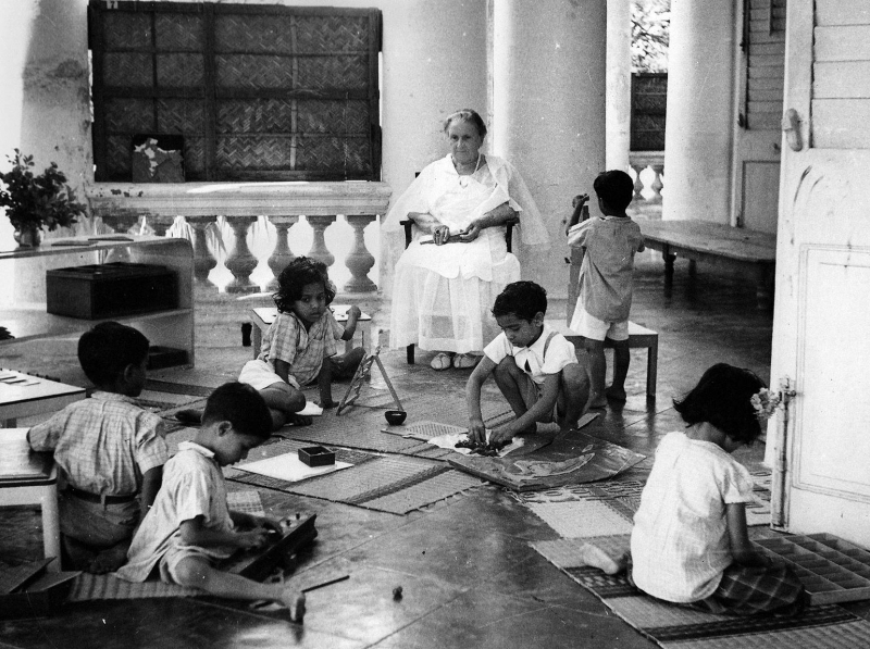 Мария Монтессори с детьми в Индии. Фото: AMI Montessori Archives