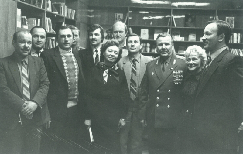 Святослав Рыбас (справа) и другие молодогвардейцы с начальником Главпура (1985—1990) генералом армии Алексеем Лизичевым