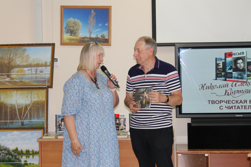 Николай Карташов встретился с читателями библиотеки на «Прохоровском поле»
