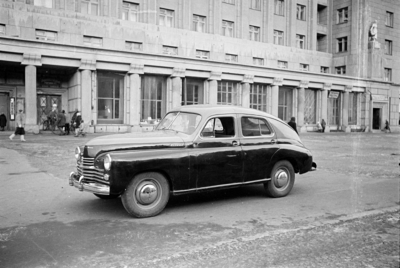 Первая «Победа» сначала была серой, а в декабре 1944-го была перекрашена в сочетание серого и черного цветов