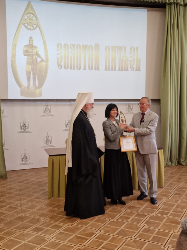 Митрополит Калужский и Боровский Климент и народный артист России Николай Бурляев вручают директору издательства «Молодая гвардия» Татьяне Дорошиной «Золотого витязя»