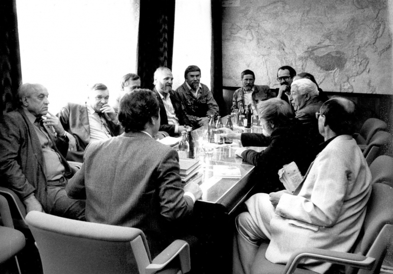 Расул Гамзатов (третий справа) и другие писатели на встрече с директором «Молодой гвардии» (в центре) Валентином Юркиным (1940—2022)