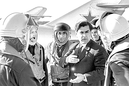 Московская область. Сентябрь 1967 г. Герой Советского Союза лётчик Алексей Петрович Маресьев (второй справа)  среди пилотов истребительного авиаполка